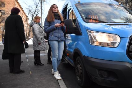 Москва. Девушка возле маршрутного такси на одной из улиц город.