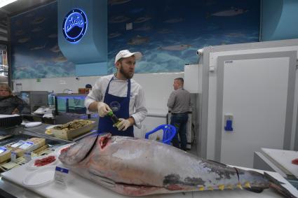 Москва. Торговля морепродуктами на Велозаводском рынке.