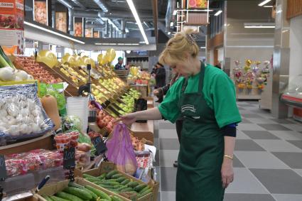 Москва. Торговля фермерской продукцией на Велозаводском рынке.