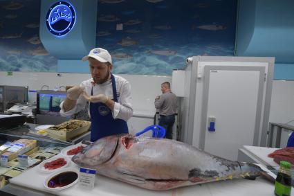 Москва. Торговля морепродуктами на Велозаводском рынке.
