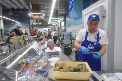 Москва. Торговля морепродуктами на Велозаводском рынке.
