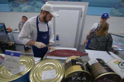 Москва. Торговля морепродуктами на Велозаводском рынке.
