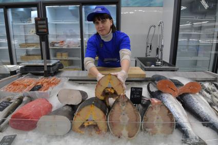 Москва. Торговля морепродуктами на Велозаводском рынке.