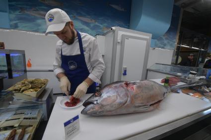 Москва. Торговля морепродуктами на Велозаводском рынке.