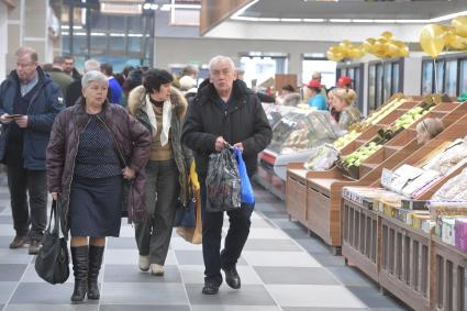 Москва. Покупатели на Велозаводском рынке.