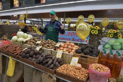 Москва. Торговля фермерской продукцией на Велозаводском рынке.