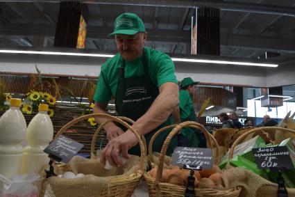 Москва. Торговля фермерской продукцией на Велозаводском рынке.