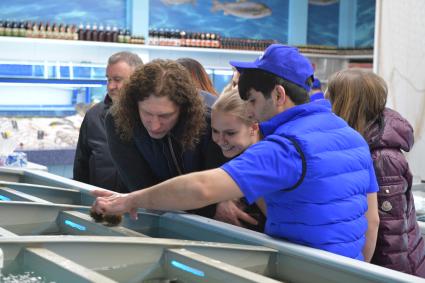 Москва. Торговля морепродуктами на Велозаводском рынке.