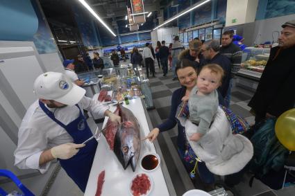 Москва. Торговля морепродуктами на Велозаводском рынке.
