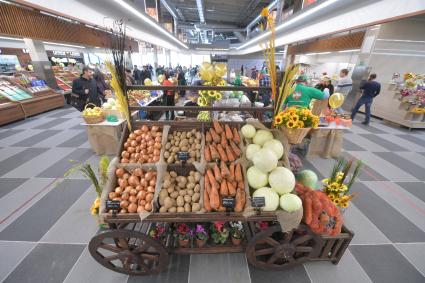 Москва. Торговля фермерской продукцией на Велозаводском рынке.