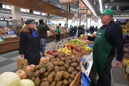 Москва. Торговля фермерской продукцией на Велозаводском рынке.