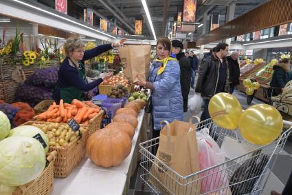 Москва. Торговля фермерской продукцией на Велозаводском рынке.
