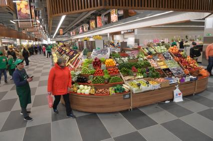 Москва. Торговля фермерской продукцией на Велозаводском рынке.
