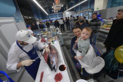 Москва. Торговля морепродуктами на Велозаводском рынке.