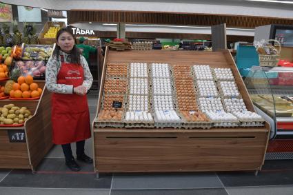 Москва. Торговля фермерской продукцией на Велозаводском рынке.
