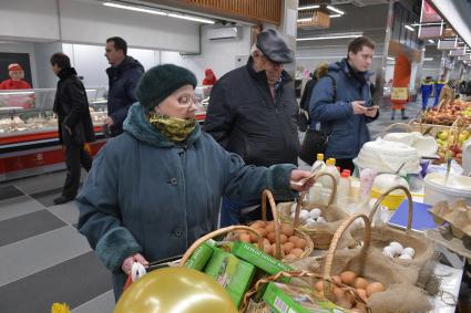 Москва. Покупатели на Велозаводском рынке.