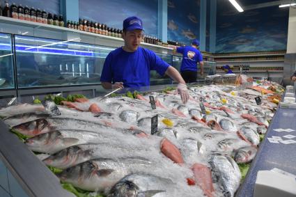 Москва. Торговля морепродуктами на Велозаводском рынке.