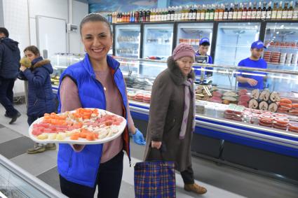 Москва. Торговля морепродуктами на Велозаводском рынке.