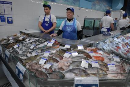 Москва. Торговля морепродуктами на Велозаводском рынке.