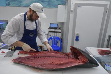 Москва. Торговля морепродуктами на Велозаводском рынке.