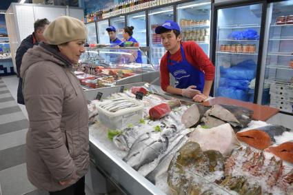Москва. Торговля морепродуктами на Велозаводском рынке.