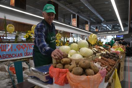 Москва. Торговля фермерской продукцией на Велозаводском рынке.