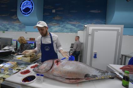 Москва. Торговля морепродуктами на Велозаводском рынке.