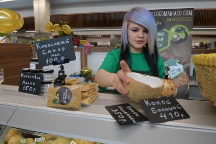 Москва. Торговля экзотическими продуктами на Велозаводском рынке.