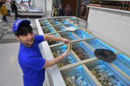 Москва. Торговля морепродуктами на Велозаводском рынке.