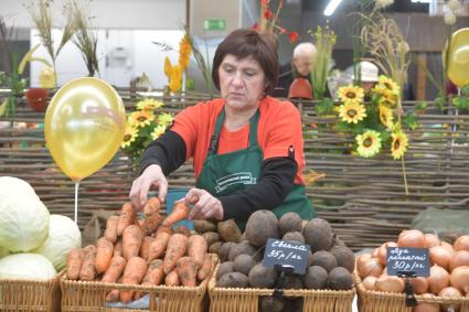 Москва. Торговля фермерской продукцией на Велозаводском рынке.