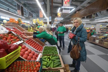 Москва. Торговля фермерской продукцией на Велозаводском рынке.