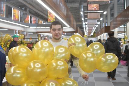 Москва. Мужчина с воздушными шарами на Велозаводском рынке.