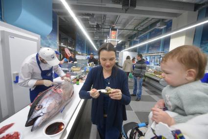 Москва. Торговля морепродуктами на Велозаводском рынке.