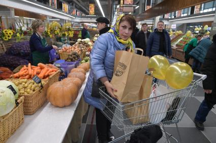 Москва. Торговля фермерской продукцией на Велозаводском рынке.