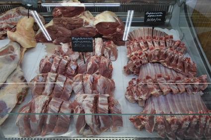 Москва. Торговля фермерской продукцией на Велозаводском рынке.