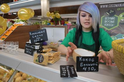 Москва. Торговля экзотическими продуктами на Велозаводском рынке.