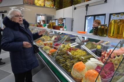 Москва. Торговля фермерской продукцией на Велозаводском рынке.
