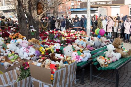 Кемерово. Цветы и игрушки в память о погибших детях в пожаре в ТЦ `Зимняя вишня`.