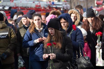 Кемерово. Люди несут цветы и игрушки в память о погибших детях в пожаре в ТЦ `Зимняя вишня`.