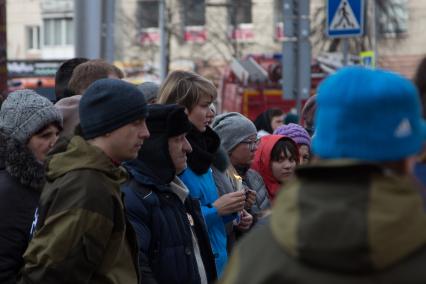 Кемерово. Люди несут цветы и игрушки в память о погибших детях в пожаре в ТЦ `Зимняя вишня`.