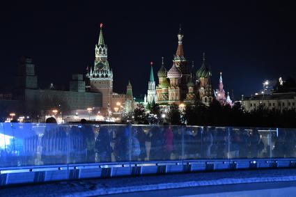 Москва.   Люди на парящем мосту в парке `Зарядье`  после отключения подсветки в рамках экологической акции `Час Земли`.