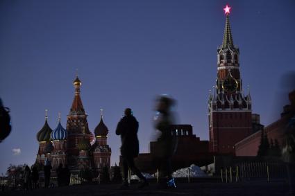 Москва.   Вид на Храм Василия Блаженного и Спасскую башню после отключения подсветки во время экологической акции `Час земли` на Красной площади.