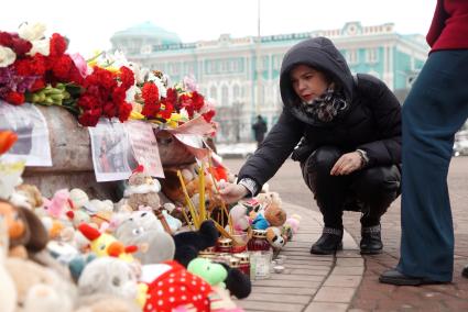 Екатеринбург. Площадь труда. Екатеринбуржцы почтили память погибших в пожаре в ТЦ \'Зимняя вишня\' в Кемерово