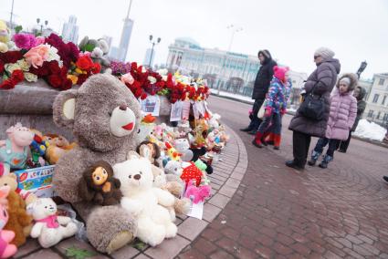 Екатеринбург. Площадь труда. Екатеринбуржцы почтили память погибших в пожаре в ТЦ \'Зимняя вишня\' в Кемерово