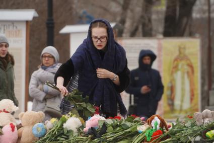 Екатеринбург. Площадь труда. Екатеринбуржцы почтили память погибших в пожаре в ТЦ \'Зимняя вишня\' в Кемерово