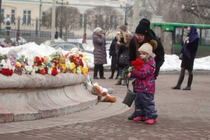 Екатеринбург. Площадь труда. Екатеринбуржцы почтили память погибших в пожаре в ТЦ \'Зимняя вишня\' в Кемерово