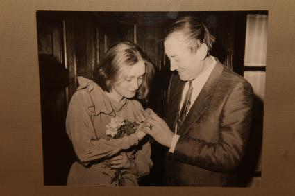 Московская область. Фотография из личного архива Е. Евтушенко. Поэт Евгений Евтушенко с супругой Марией во время свадьбы.