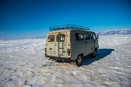 Иркутская область, озеро Байкал, остров Ольхон.  Машина  на льду озера.