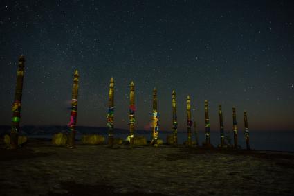 Иркутская область, озеро Байкал, остров Ольхон.  Звездное небо над  озером Байкал.