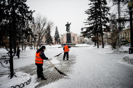 Иркутск.  Дворники подметают улицу.